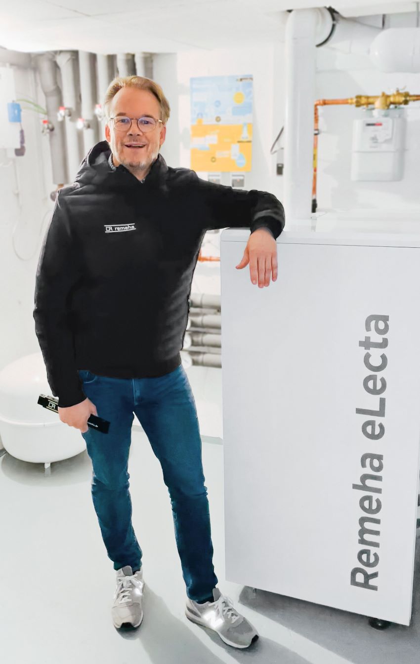 Heiko Schulz, Außendienst von Remeha, zeigt das Brennstoffzellensystem...