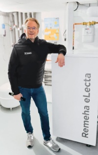 Heiko Schulz, Außendienst von Remeha, zeigt das Brennstoffzellensystem eLecta 300, eine zukunftsfähige Lösung, die u.a. mit attraktiven Förderungen punktet.<br />Bild: Remeha GmbH<br />