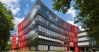 Die Architekten von Sauerbruch Hutton brachten das Gebäude der Münchener Rückversicherung gestalterisch und energetisch sowie wärme- und brandschutztechnisch mit einer raffinierten Vorhangfassade und mit Mineralwolle auf den neuesten Stand.<br />Bild: Munich Re, Foto: Marcus Buck, München