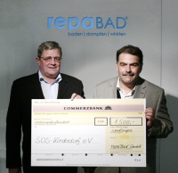 Peter Reiff, Vertriebsleiter Repabad GmbH, rechts im Bild und Jürgen Lindenmayer, Gebietsrepräsentant, bei der Scheckübergabe. Foto: Repabad