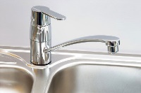 Defekter Wasserhahn - unter Umständen kann im Mietvertrag eine Reparaturpflicht für Mieter verankert werden. Bild: @ RonPorter (CC0-Lizenz) / pixabay.com