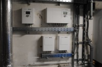 Die Gesamtregelung der Heizungsanlage und Trinkwasserversorgung übernehmen ein ISR-Zonenregler ZR1 sowie ein Heizsystemmanager ISR-HSM-M von BRÖTJE.