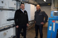 Rafael Sauer, technischer Außendienst BRÖTJE, und Dominik Müller, Leine Haustechnik GmbH, freuen sich über die effiziente Neuinstallation.