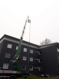 Im Zuge der Heizungsumrüstung wurde die alte Edelstahl-Abgasleitung der Ölheizung im Stück aus dem Schornstein herausgezogen (Foto) und anschließend durch eine Kunststoff-Abgasleitung ersetzt. Bild: Leine Haustechnik GmbH