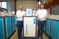 Jens Brake, Geschäftsführer, und Jan Pille, Vertriebsleiter präsentieren stolz das Zertifikat "Blaue Energie".<br />Bild: RMB/ENERGIE, Saterland