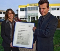 Stolz präsentieren Rotex Umwelt- und Qualitätsmanagerin Margret Munz und Geschäftsführer Dr.-Ing. Franz Grammling das Zertifikat nach ISO 14001. Foto: Rotex