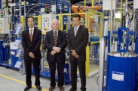 Auch die Vorstandsmitglieder der Rotex Muttergesellschaft machten sich ein Bild von den hochmodernen Fertigungsanlagen. v.l.n.r. Masatsugu Minaka (President Daikin Europe), Frans Hoorelbeke (Chairman Daikin Europe), Franz Grammling (Geschäftsführer ROTEX).