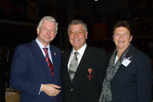 Hessens Ministerpräsident Roland Koch mit Manfred und...