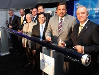 Bill Richardson, Governor von New Mexico, USA und Prof. Dr.-Ing. Udo Ungeheuer, Vorsitzender des Vorstands SCHOTT AG und weitere Würdenträger des Staates New Mexico unterschrieben einen Solar Receiver während der Produktionseinweihung in Albuquerque, New Mexico, USA, am 11. Mai 2009. Hier werden sowohl Photovoltaik-Module als auch Receiver für solarthermische Kraftwerke hergestellt. Das Unternehmen investierte über 100 Millionen US-Dollar in die neue Produktionsstätte mit zunächst 350 neuen Arbeitsplätzen. Rund ein Jahr nach dem ersten Spatenstich ist damit die erste Phase des auf nachhaltiges