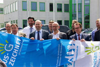 Strahlende Gesichter zur Übergabe der Klimaschutzflagge.......