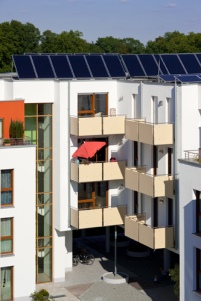 Solarthermische Großanlage auf dem Dach eines Mehrfamilienhauses.......