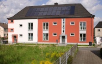 Renovierung eines Mehrfamilienhauses in Castrop-Rauxel<br />Schüco Kollektoren zeichnen sich durch stagnationsfreundliche Hydraulik und eine absolut ebenmäßige Absorberfläche aus. Bilder: Schüco<br />