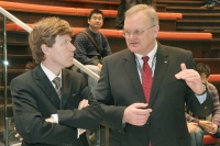 Auch Staatssekretär Dr. Engelbert Lütke Daldrup (links im Bild) vom Bundesministerium für Verkehr, Bau und Stadtentwicklung, ließ sich die zukunftsweisende flexible Layer-Technologie des 2° Concepts von Dirk U. Hindrichs, Geschäftsführender und persönlich haftender Gesellschafter der Schüco International KG, erklären. Foto: obs/Schüco International KG