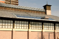 Die solarthermische Anlage mit 18 Kollektoren wurde in das Dach der Sporthalle integriert und direkt in die Warmwasserbereitung eingebunden. Foto: Schüco
