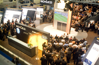 Auch das Thema "EM 2008" blieb nicht außen vor auf der Intersolar. Bei Schüco blieben die Besucher gleich zum Fußball dort. Foto: Schüco