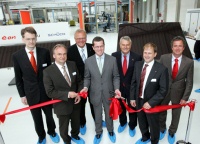 Offizielle Inbetriebnahme der Solarmodul-Produktion der Malibu GmbH & Co. KG in Osterweddingen bei Magdeburg (v.l.n.r.): Harry Schmitz, Geschäftsführer Malibu, Reiner Haseloff, Wirtschaftsminister des Landes Sachsen-Anhalt, Dirk U. Hindrichs, Geschäftsführender, persönlich haftender Gesellschafter der Schüco International KG, Bundeswirtschaftsminister Karl-Theodor zu Guttenberg, Wulf H. Bernotat, Vorstandsvorsitzender der E.ON AG, Konrad Kaiser, Geschäftsführer Malibu und Leiter von Schüco Solar sowie Frank Mastiaux, CEO E.ON Climate & Renewables. Foto: Schüco
