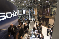 Zahlreiche Besucher informieren sich am Schüco Messestand auf der BAU 2009 in München. Im Fokus steht die Weltneuheit Schüco 2° Concept. Foto: obs/Schüco International KG<br /><br />