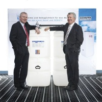 Norbert Potthoff (l.) übernimmt zusätzlich zur Vertriebsleitung Flächenheizsysteme auch das operative Geschäft Lagertankbehälter von Manfred Lind (r.).