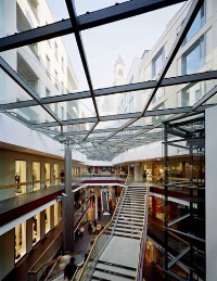 In neuem Glanz  vereint: Modernes Design und innovative Technik in Dresdens historischem Innenstadtkern. 