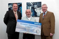 Norbert Potthoff, Gesamt-Vertriebsleiter Schütz Energy Systems (r.), Birger Schmitt, Technischer Berater im Außendienst (l.) und Gewinner Georg Winter(m). Foto: Schütz 
