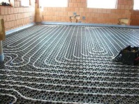 Einsatz der Nockenplatte von Schütz Energietechnik auf 900 Quadratmetern für flexible Anpassung – auch an ungewöhnliche Raumgeometrien.
