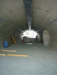 Das Gebäude mit dem Aussehen eines Fernrohres befindet sich in 2.244 Metern Höhe, ist 33 Meter lang, durchschnittlich sieben Meter breit und vier Meter hoch.