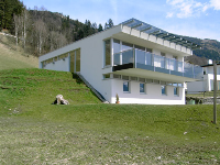 Ein Haus in Hanglage: Das bungalowähnliche Gebäude ist ein wahres Raum- und Energiewunder, ausgestattet mit moderner Energietechnik aus dem Hause Schütz.