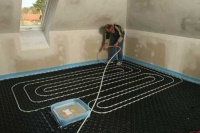 Einsatz der Nockenplatte von Schütz Energietechnik auf 400 Quadratmetern für flexible Anpassung – auch an ungewöhnliche Raumgeometrien.