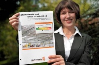 Die Broschüre „EEWärmeG und EnEV 2009/2012“ gibt die wichtigsten Auskünfte zur neuen Verordnung. Foto: Schwank 