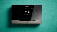 Alle Regelungen, etwa der Serie sensoHOME, lassen sich ab sofort in ein EEBUS-Smarthome einbinden; dadurch können sie mit allen EEBUS-Geräten des Haushalts herstellerübergreifend Daten austauschen.<br />Vaillant baut seine Reglerfamilie zum Beispiel mit der funkbasierten Variante des Reglers sensoCOMFORT weiter aus. Das steigert die Flexibilität vor allem bei der Modernisierung von Bestandsbauten.<br />Bilder: Vaillant<br />