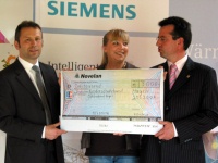 Thomas Miksch, Vertriebsleiter für den Bereich Siemens-Wärmepumpen Deutschland, Anja Parisi von Kinderschutzbund Hagen e.V. und Thomas Gattwinkel, Werksvertreter für Siemens-Wärmepumpen in der Region Hagen. Foto: Siemens
