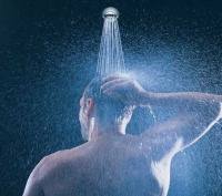 Ein möglicher Infektionsort mit „legionalla pneumophila“ können Duschen in großen Objekten mit weitverzweigten Installationen sein. Hier besteht die Gefahr, pathogene Keime mit den beim Duschen entstehenden feinsten Wassertröpfchen (Aersole) einzuatmen. (Foto: Franke)