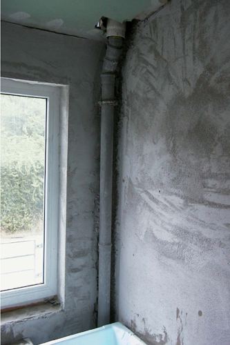 Einwandige Leitung platzsparend hinter der Badewanne...
