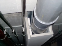 Bei dieser einwandigen Abgasleitung mit kraftschlüssiger Schellenverbindung wurde die erforderliche Längendehnung (bei 70K 1,1 cm/Meter)missachtet.<br />Zudem gibt es keine Demontagemöglichkeit durch die Konstruktion. Mangelhafte Schachtverkleidung.