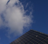 Da lacht der Himmel bzw. die PV-Industrie: Nun gibt´s die Photovoltaik sogar beim Kaffeeröster. Also besser sonnenerzeugter Ökostrom aus der Steckdose als die sonnenverwöhnte Beste Bohne in der Tasse…
