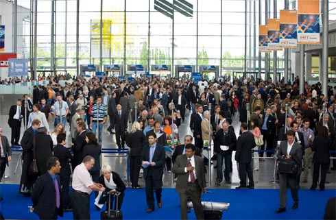 Gleich am ersten Tag drängten die Besucher zur Intersolar...