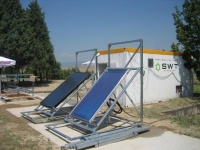 Erneuerbare Energien nutzen und auch testen: Ein SWT-Prüfstand mit Bürocontainer in Skopje. Die DBU unterstützt das Projekt aus Stuttgart. Foto: © SWT-Stuttgart 