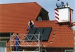 Installation eines Flachkollektor-Systems auf dem Dach.......