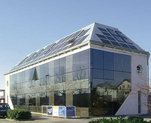 Das Geschäftsgebäude der SolarMarkt AG in Freiburg....