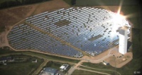 Bei Solarturmkraftwerken wird die Sonnenstrahlung durch bewegliche Spiegel (Heliostate) um Faktor 500-1.000 aufkonzentriert. In Jülich werden über 2.000 Heliostate mit 18.000 qm Spiegelfläche zweiachsig so der Sonne nachgeführt, dass die einfallende Strahlung zu jeder Tages- und Jahreszeit auf den Receiver am oberen Ende des 60 m hohen Solarturms reflektiert wird.