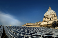 Das Solarkraftwerk auf dem Dach der Audienzhalle Paolo VI. hat eine Gesamtspitzenleistung von 221,59 Kilowatt, womit pro Jahr etwa 300 Tausend Kilowattstunden Strom erzeugt werden können. Das entspricht dem Jahresstrombedarf von über 100 Haushalten. Foto: SolarWorld