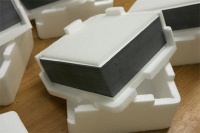 Die Wafer werden verpackt und je nach Qualitätsgruppe etikettiert und an Kunden in aller Welt versandt. Foto: SolarWorld