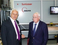Der Niedersächsische Umweltminister Hans-Heinrich Sander sicherte Solvis-Geschäftsführer Helmut Jäger (li.) seine Unterstützung beim Thema Marktanreizprogramm zu. Foto: Solvis 