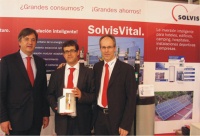 Die neue „Sistemas Energeticos SOLVIS Ibérica, S. L." präsentierte sich erstmals auf der Genera 2010 in Madrid. Ralf Kynast (re.) und Daniel Gómez, beide Geschäftsführer der neuen Tochter SOLVIS Ibérica, empfangen Thomas Neisinger von der Wirtschaftsabteilung der deutschen Botschaft in Madrid (li.). Foto: Solvis <br />