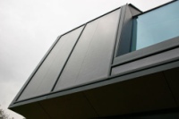 Die Kollektoren für die Solarthermie stehen fast senkrecht. Foto: SONNENKRAFT