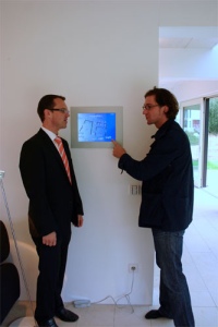 Architekt Stephan Fabi erläutert SONNENKRAFT-Projektleiter Markus Staudigl die Steuerung des Hauses. Foto: SONNENKRAFT