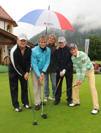 Golf zur Wende 09 mit (v.l.): Edi Federer, Felix Gottwald, Ute Steinbacher, Lärchenhof-Chef Martin Unterrainer und Goldi. Im Laufe des Tages wandte sich auch das Wetter zum Guten. Foto: Jönsson/Steinbacher