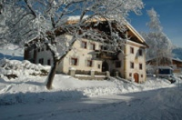 Eine spezielle Stichsparrenkonstruktion verlangte bei Gut Oberluech<br />(Kirchbichl/Tirol)nach einer außergewöhnlich schlanken und dennoch effizienten Dämmung:<br />steinothan 120 Aufdachelemente von Steinbacher in einer Stärke von 160 mm ermöglichten die erforderliche, schlanke Dachkonstruktion. Foto: Steinbacher