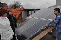 Am Standort Holzminden erfolgt die Photovoltaik-Schulung an der voll funktionsfähigen Musteranlage. Bilder: STIEBEL ELTRON 