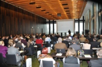 Kein freier Platz war mehr zu bekommen: das Symposium „klima_stadt_haus“ weckte großes Interesse in der Architektenschar. Neben Moderator Andreas Denk von der Zeitschrift „der architekt“ begrüßten auch Dr. Ulrich Stiebel, Mitinhaber von STIEBEL ELTRON, sowie Michael Frielinghaus, Präsident Bund Deutscher Architekten BDA, die Gäste.  